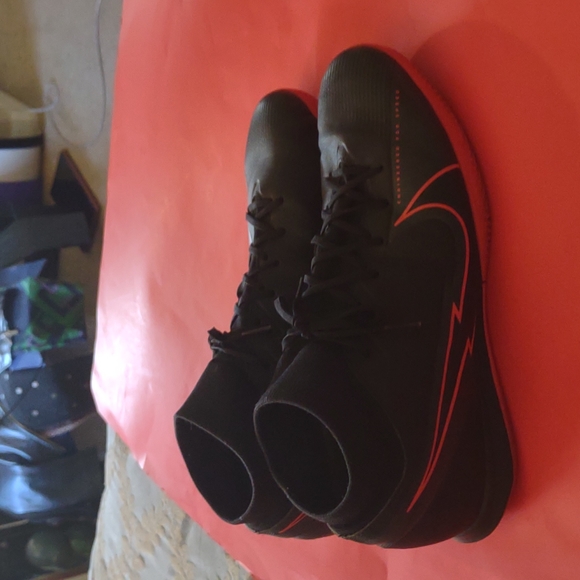 nike mercurial red black